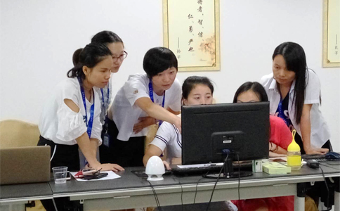 美女們互相交流學(xué)習(xí)，氣氛有點(diǎn)嚴(yán)肅啊